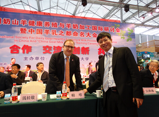 法国驻中国大使馆农业参赞帕唯（左）与黄大青博士（右）